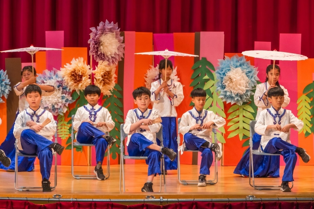 校園定期舉辦展演活動，提供學生多元舞台展現藝術自信，落實表達與欣賞並重的理念。